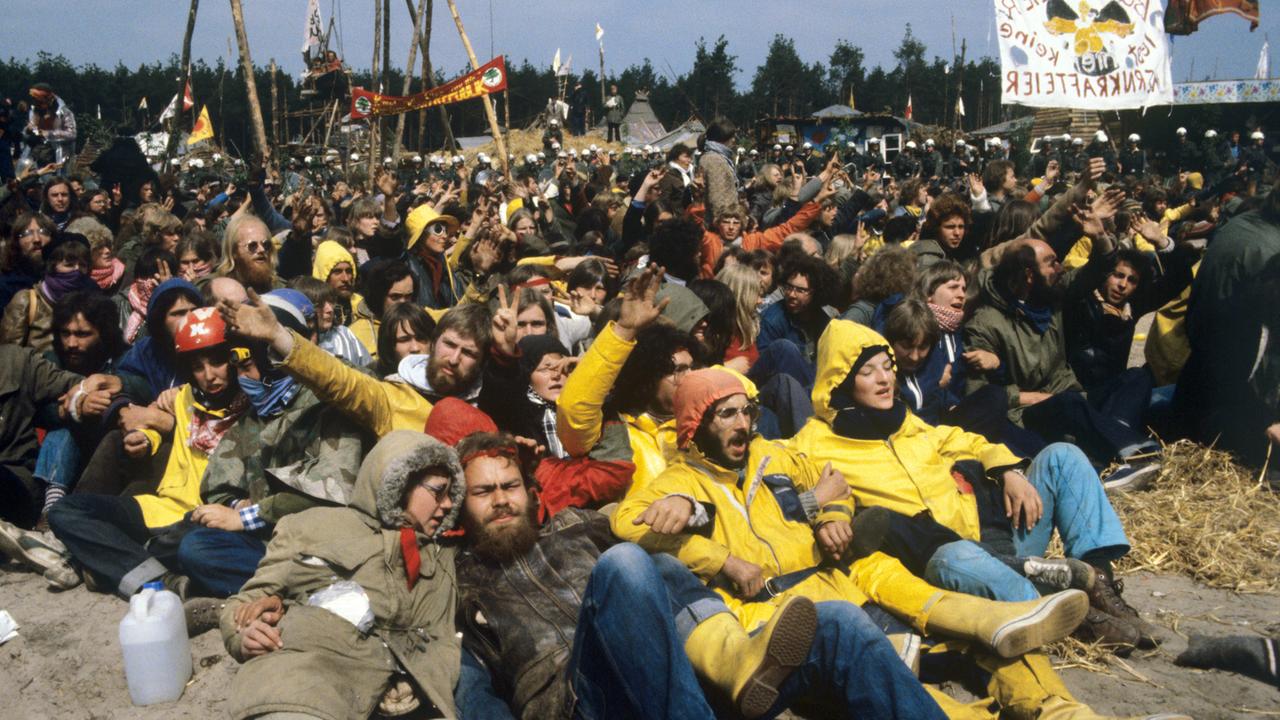 Im Hüttendorf der "Republik Freies Wendland" nahe Gorleben protestieren Atomkraftgegner 1980 gegen das geplante Atommüll-Lager Im Hüttendorf der "Republik Freies Wendland" nahe Gorleben protestieren Atomkraftgegner 1980 gegen das geplante Atommüll-Lager