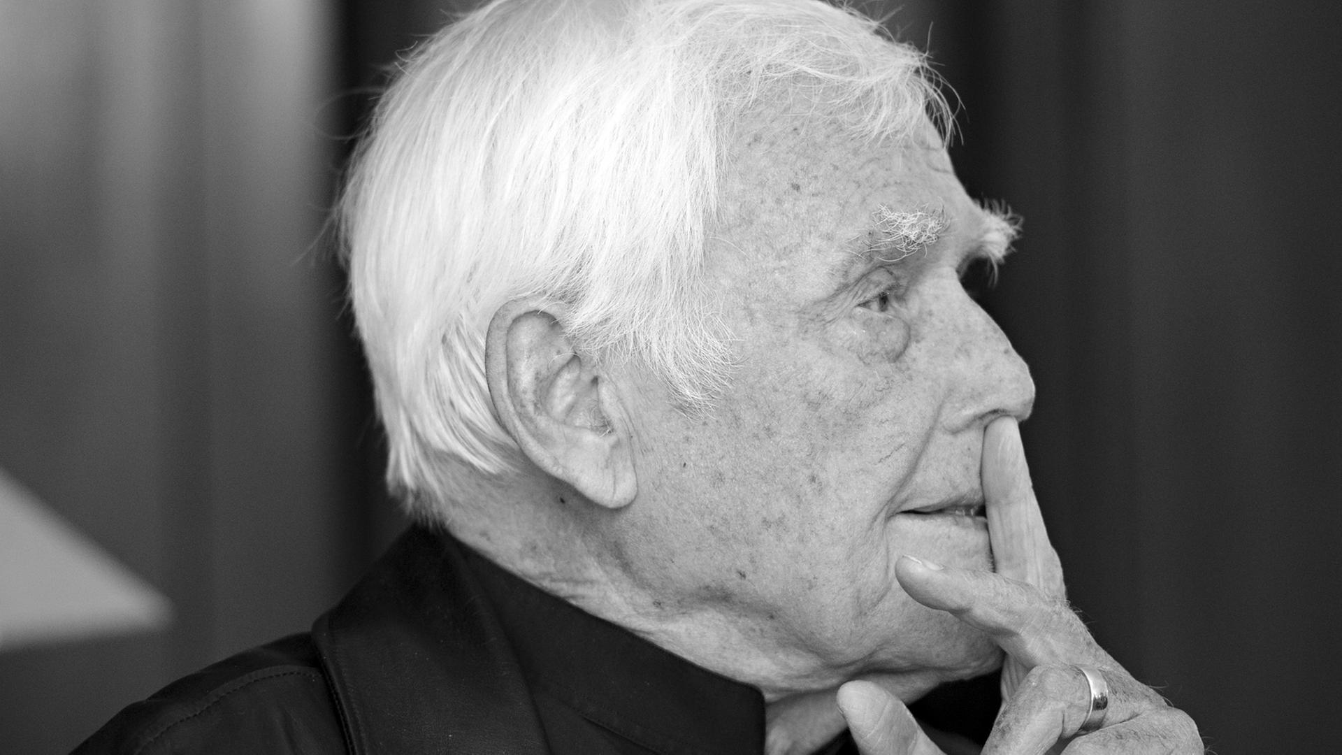 Schauspieler Joachim "Blacky" Fuchsberger ist im Alter von 87 Jahren in München gestorben Schauspieler Joachim "Blacky" Fuchsberger ist im Alter von 87 Jahren in München gestorben
