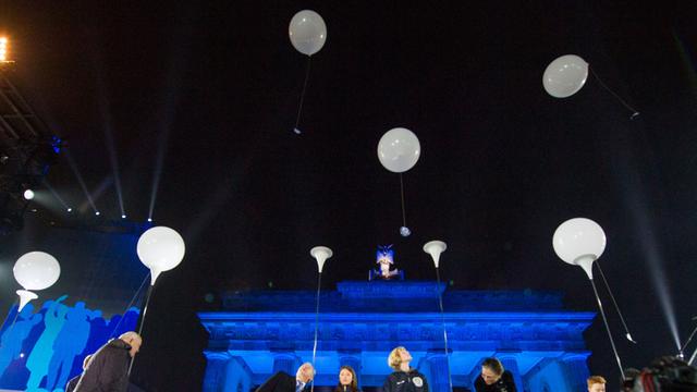 Die Ballons der "Lichtgrenze" steigen vor dem Brandenburger Tor in Berlin beim Bürgerfest zum 25. Jahrestag des Mauerfalls auf.