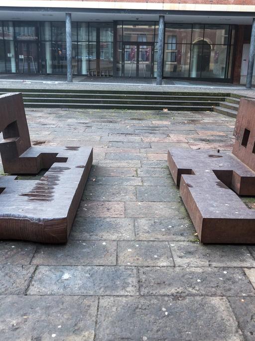 Die Skulptur "Toleranz durch Dialog" des baskischen Bildhauers Eduardo Chillida auf dem Rathausinnenhof in Münster am 1.1.2015