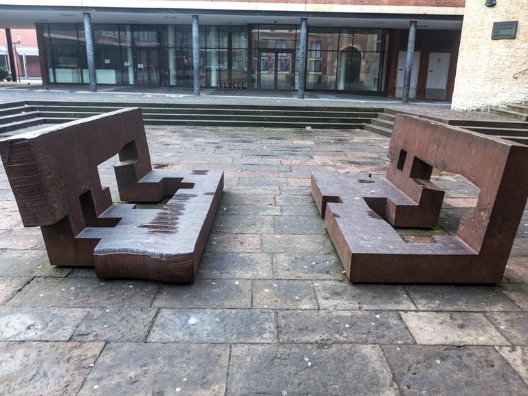 Die Skulptur "Toleranz durch Dialog" des baskischen Bildhauers Eduardo Chillida auf dem Rathausinnenhof in Münster am 1.1.2015