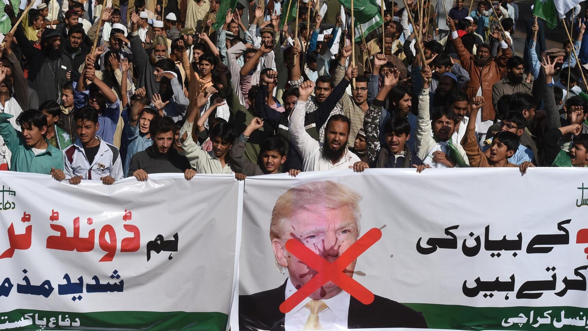 In der pakistanischen Stadt Karachi protestieren Menschen gegen US-Präsident Trump (2.1.18) In der pakistanischen Stadt Karachi protestieren Menschen gegen US-Präsident Trump (2.1.18)