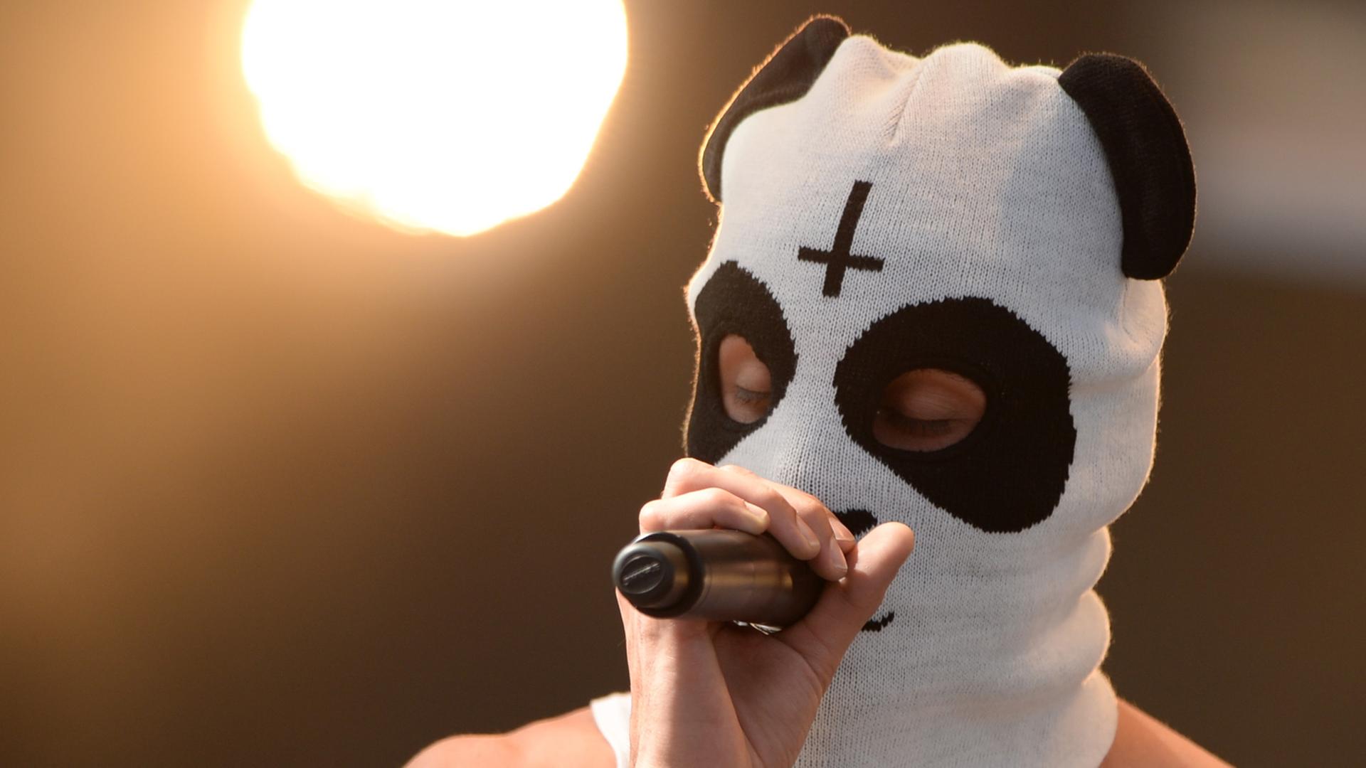 Panda-Rapper CRO tritt auf der Seebühne in Bregenz, Vorarlberg in Österreich, vor Tausenden von Zuschauern auf, Juni 2014. Panda-Rapper CRO tritt auf der Seebühne in Bregenz, Vorarlberg in Österreich, vor Tausenden von Zuschauern auf, Juni 2014.