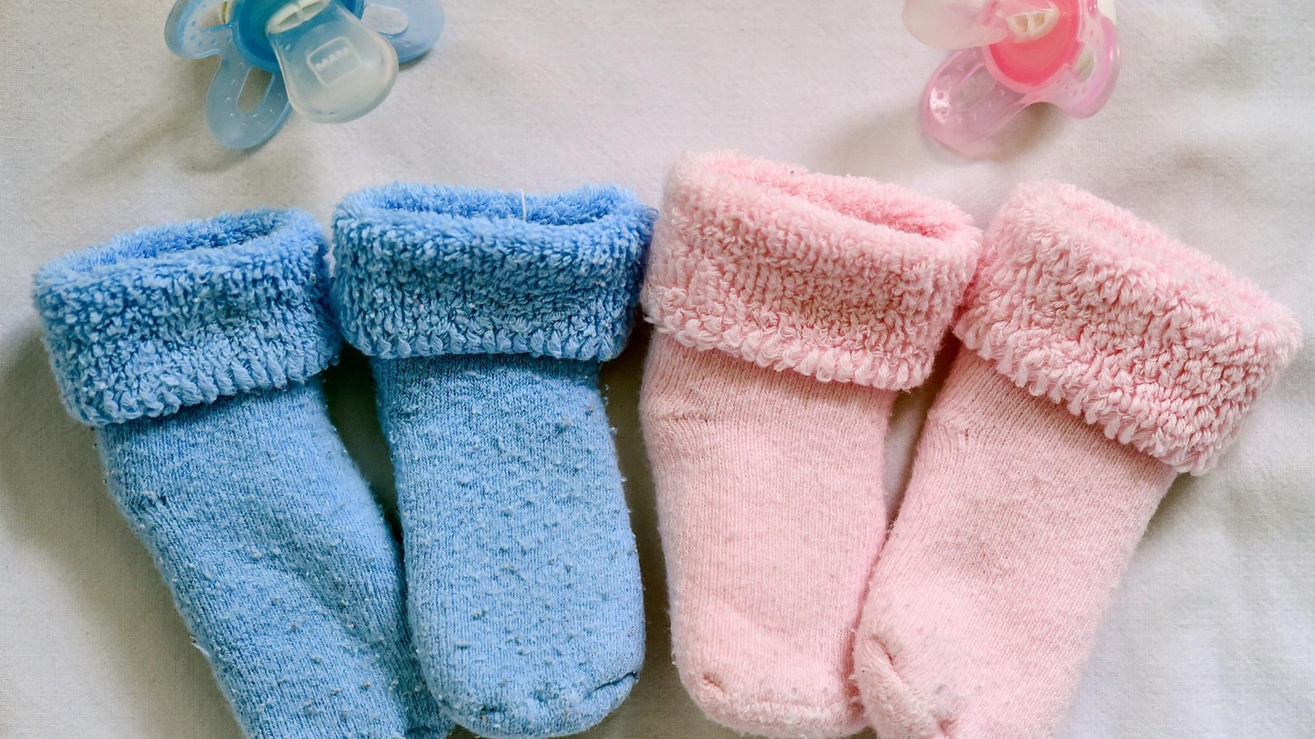 Blaue und rosa Söckchen und zwei Nuckel: Im Jahr 2013 ließen sich in Deutschland über 51.000 Frauen künstlich befruchten. Blaue und rosa Söckchen und zwei Nuckel: Im Jahr 2013 ließen sich in Deutschland über 51.000 Frauen künstlich befruchten.