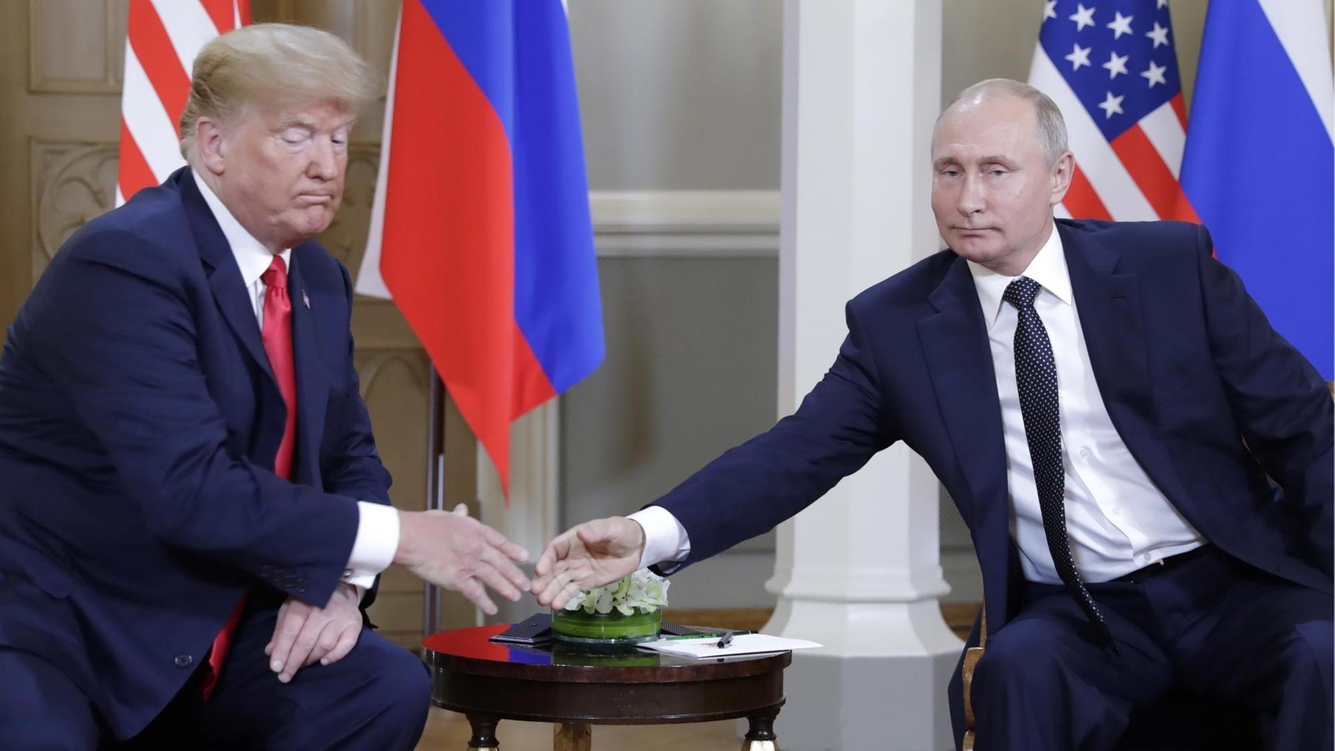 16. Juli 2018: US-Präsident Donald Trump (L) and Russlands Präsident Wladimir Putin schütteln sich die Hände 16. Juli 2018: US-Präsident Donald Trump (L) and Russlands Präsident Wladimir Putin schütteln sich die Hände