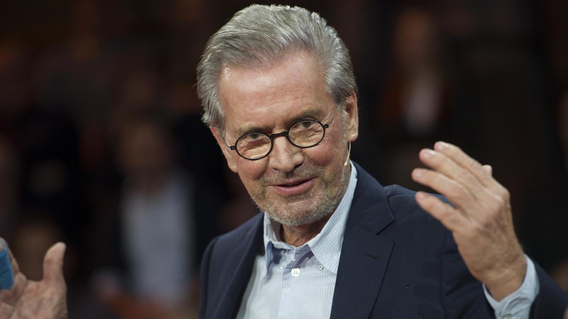 Jürgen Todenhöfer, Publizist und Journalist, sitzt am 22.11.2015 in Berlin im Gasometer als Gast in der ARD-Talkreihe Günther Jauch. Jürgen Todenhöfer, Publizist und Journalist, sitzt am 22.11.2015 in Berlin im Gasometer als Gast in der ARD-Talkreihe Günther Jauch.