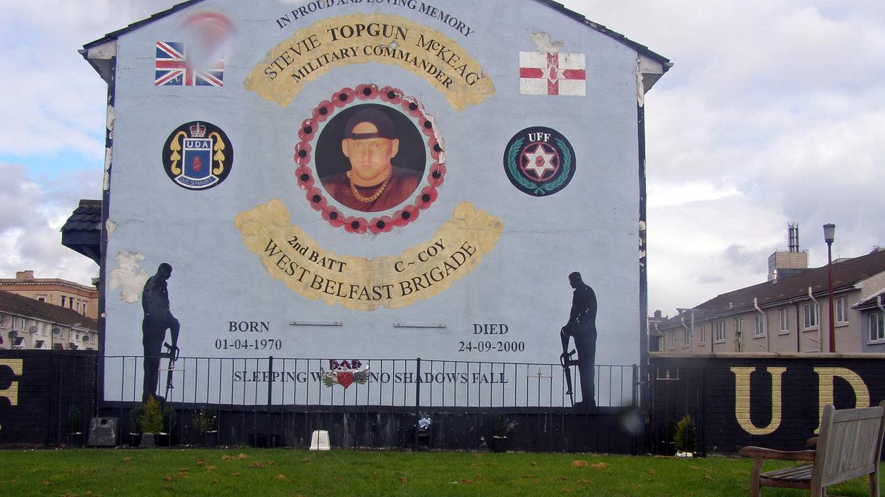 Belfast im Nordwesten: Wandbilder auf Häusern verherrlichen Paramilitärs. Belfast im Nordwesten: Wandbilder auf Häusern verherrlichen Paramilitärs.