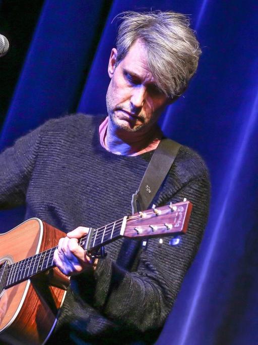 Dirk von Lowtzow bei einem Auftritt mit seiner Gitarre 2020.