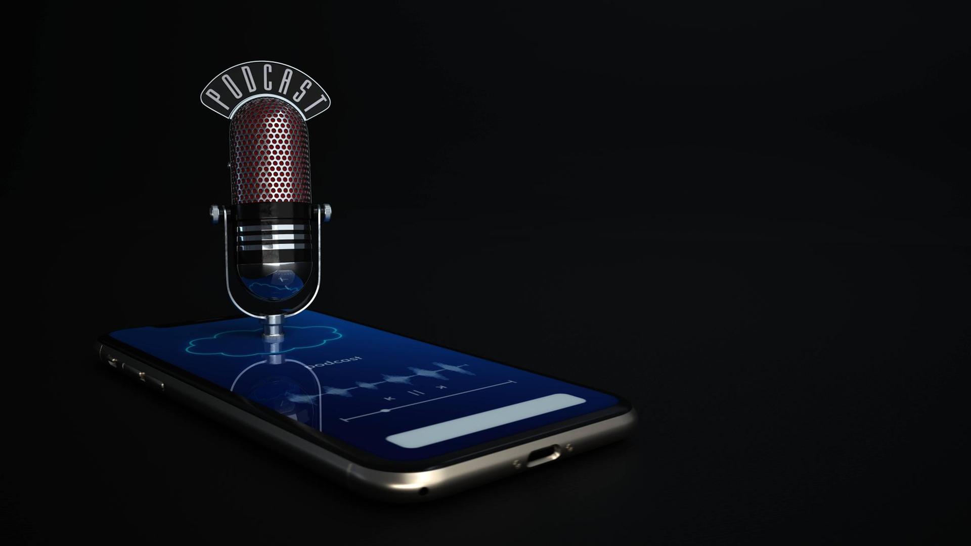 Ein Smartphone, aus dem ein Podcastmikrofon emporsteigt Ein Smartphone, aus dem ein Podcastmikrofon emporsteigt