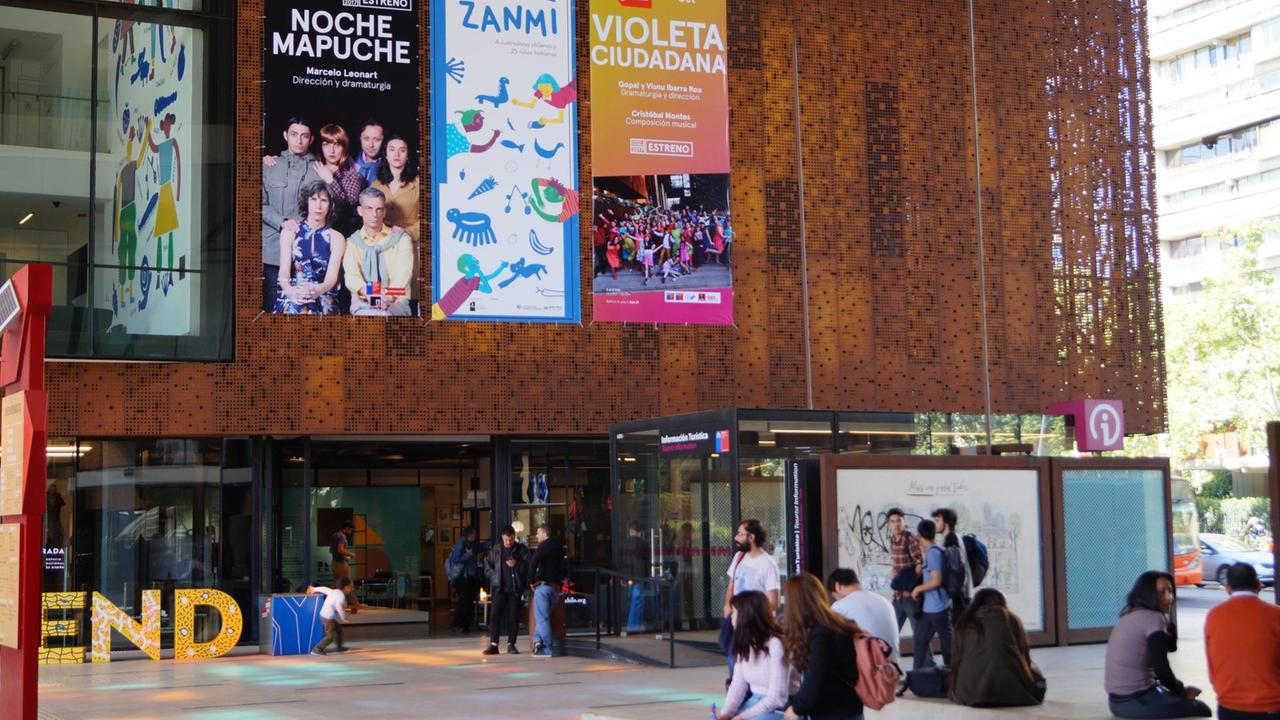 Die Eingangsfront des Kulturzentrums Gabriela Mistral mit großformatigen Veranstaltungsplakaten