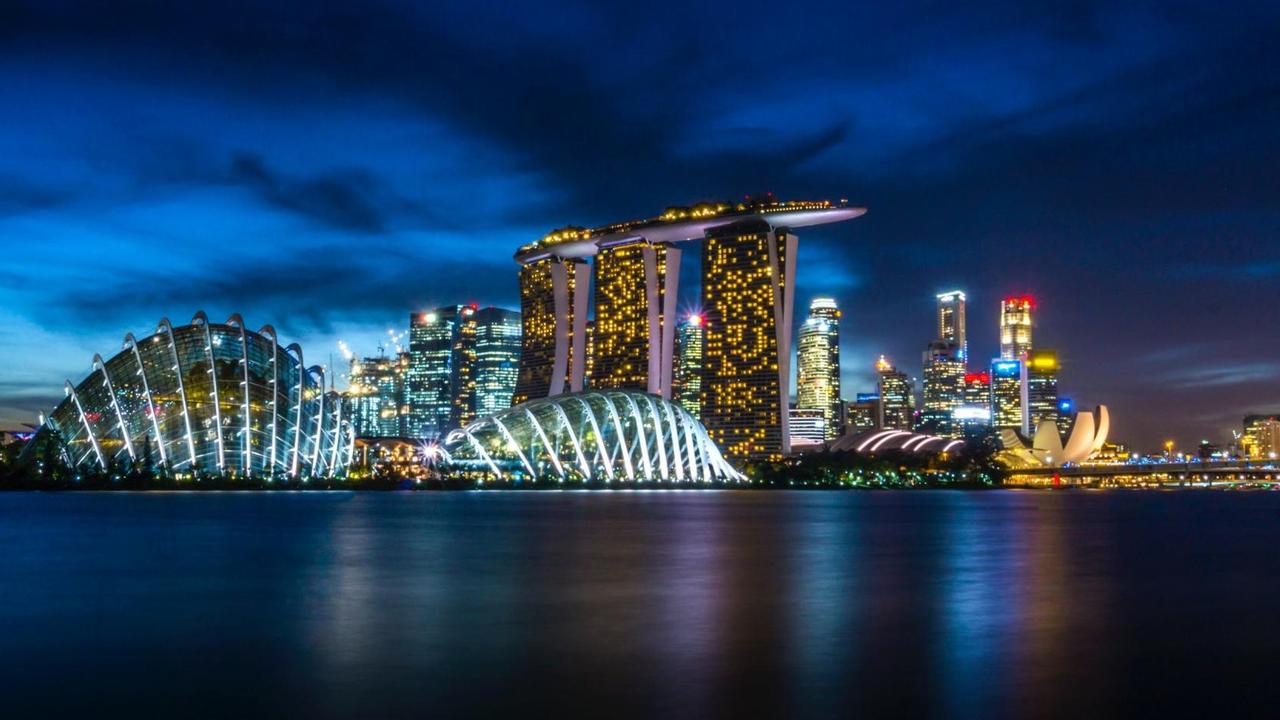 Panorama-Ansicht der Skyline von Singapur mit vielen Lichtern und beeindruckender Architektur Panorama-Ansicht der Skyline von Singapur mit vielen Lichtern und beeindruckender Architektur