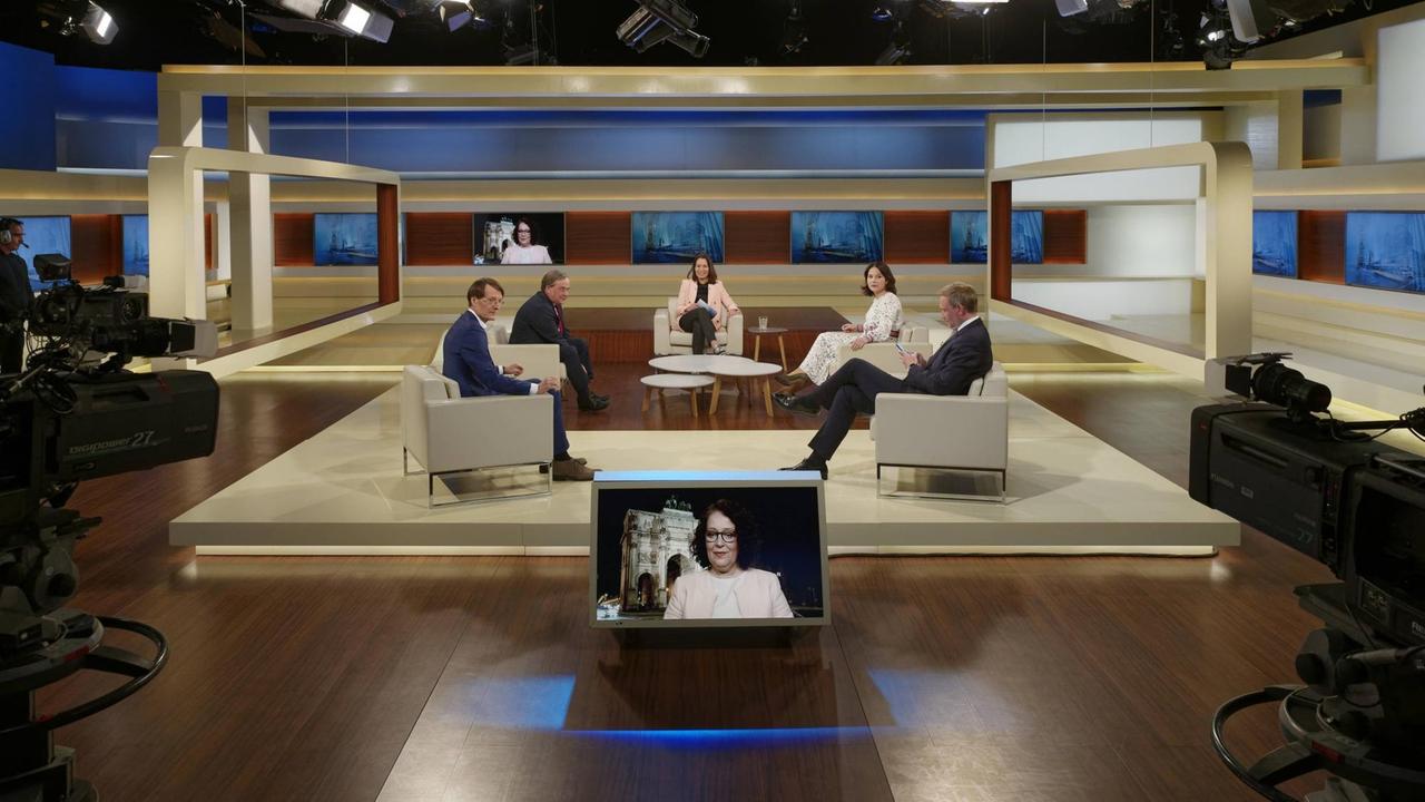 Im Studio der Anne Will-Talkshow sitzt die Moderatorin mit vier Gästen. Eine Expertin ist per Video zugeschaltet. Im Studio der Anne Will-Talkshow sitzt die Moderatorin mit vier Gästen. Eine Expertin ist per Video zugeschaltet.