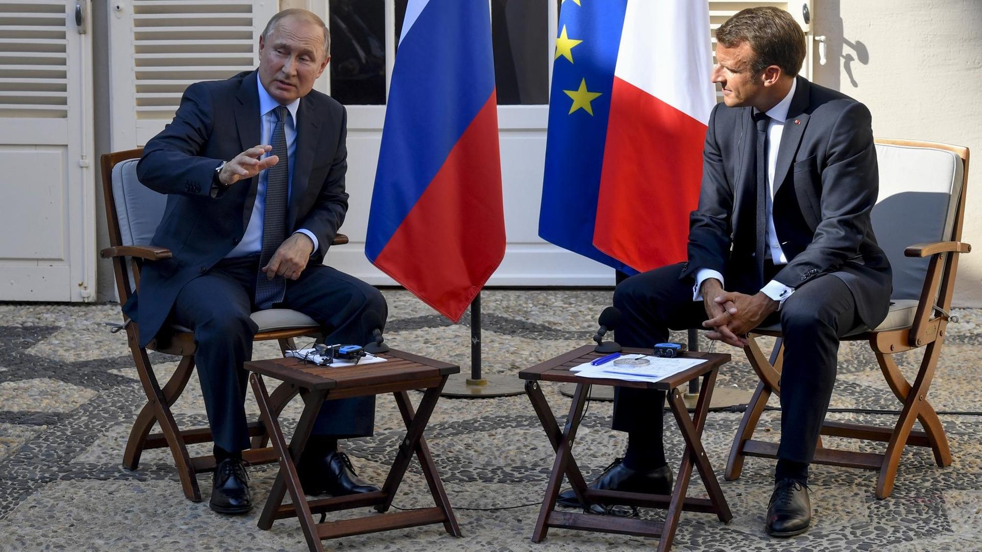 Frankreichs Staatschef Macron und der russische Präsident Putin in der französischen Sommeresidenz Bregancon