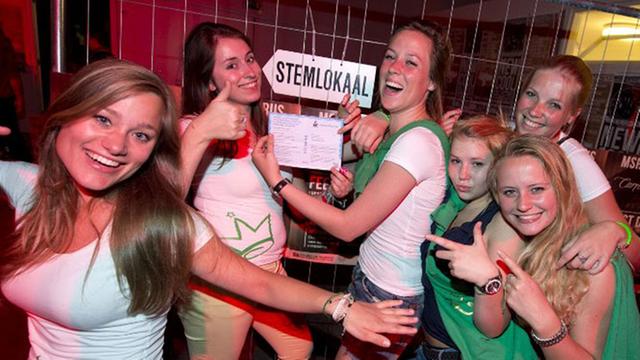 Ins Wahl- statt Tanzlokal: In Maastricht geben Studentinnen ihre Stimme zur Europawahl ab.