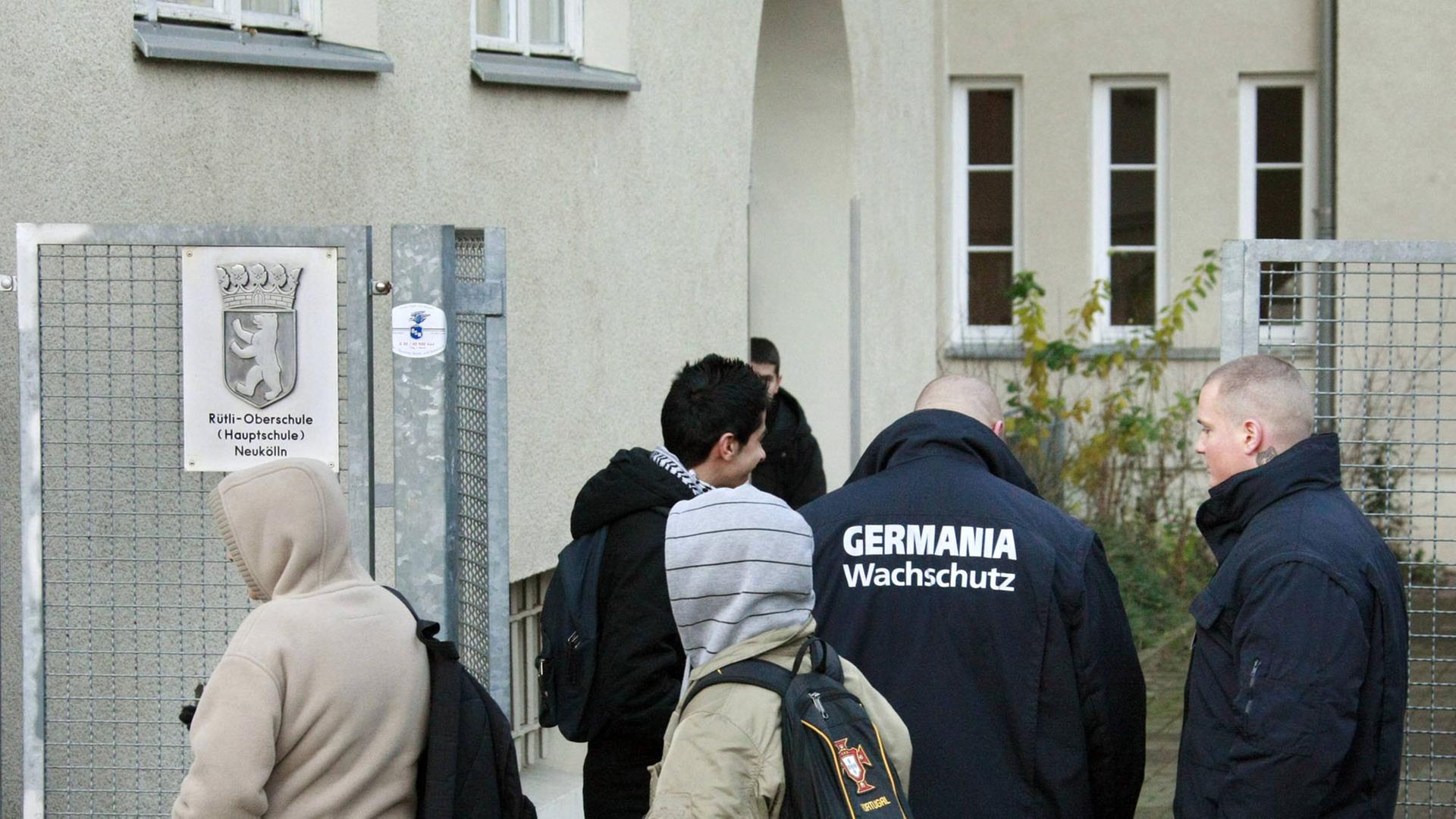 Mitarbeiter des privaten Wachschutzes Germania vor der Rütli-Schule in Berlin. Mitarbeiter des privaten Wachschutzes Germania vor der Rütli-Schule in Berlin.