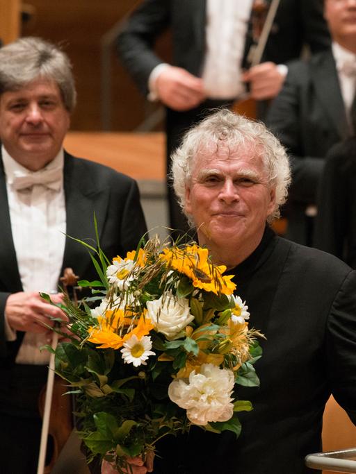 Sir Simon Rattle nach seinem letzten Konzert als Chefdirigent in der Berliner Philharmonie