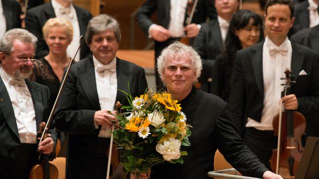 Sir Simon Rattle nach seinem letzten Konzert als Chefdirigent in der Berliner Philharmonie