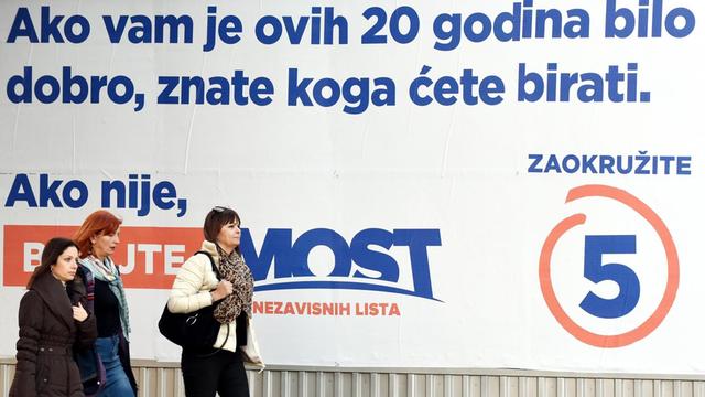 Drei Frauen laufen in Zagreb an einem Wahlplakat des lokalen Bündnisses "Most", die Brücke, vorbei. Am 8. November 2015 wählt Kroatien eine neue Regierung.