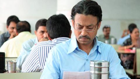 Saajan (Irrfan Khan) liest eine von Ilas Nachrichten in einer Szene des Kinofilms "Lunchbox".