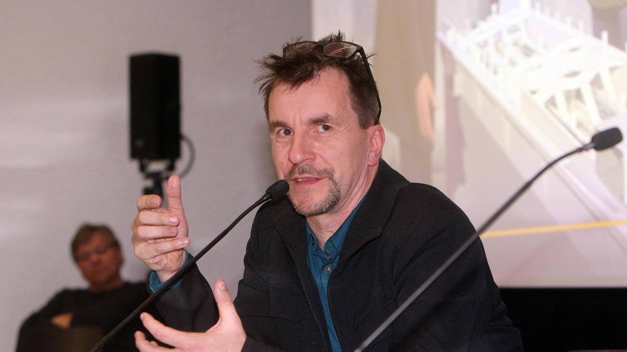 Dietrich Krauß, Journalist, Buchautor und Co-Autor der ZDF-Satiresendung "Die Anstalt" am 15.04.2019 bei einer Lesung in Stuttgart Dietrich Krauß, Journalist, Buchautor und Co-Autor der ZDF-Satiresendung "Die Anstalt" am 15.04.2019 bei einer Lesung in Stuttgart