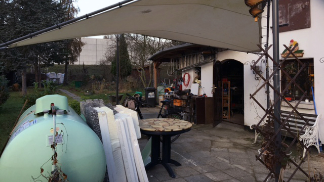 Mit dem Tank im Garten wird das ganze Haus beheizt. Mit dem Tank im Garten wird das ganze Haus beheizt.