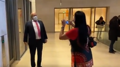 Wirtschaftsminister Peter Altmaier (CDU) wird von einer Frau mit einer Handykamera gefilmt Wirtschaftsminister Peter Altmaier (CDU) wird von einer Frau mit einer Handykamera gefilmt