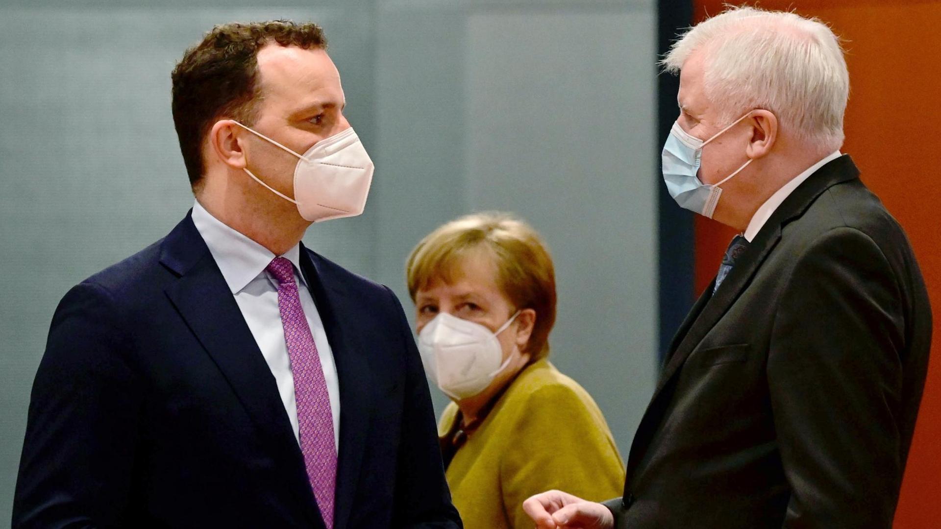 Bundesgesundheitsminister Jens Spahn (CDU) und Bundesinnenminister Horst Seehofer (CSU) sprechen vor der wöchentlichen Kabinettssitzung miteinander, während Bundeskanzlerin Angela Merkel an ihnen vorbeigeht. Bundesgesundheitsminister Jens Spahn (CDU) und Bundesinnenminister Horst Seehofer (CSU) sprechen vor der wöchentlichen Kabinettssitzung miteinander, während Bundeskanzlerin Angela Merkel an ihnen vorbeigeht.