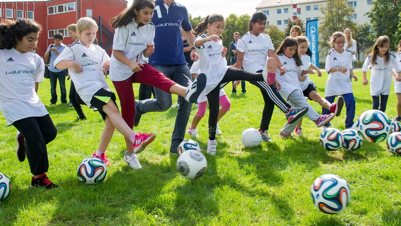 Eine Gruppe Mädchen spielt Fußball Eine Gruppe Mädchen spielt Fußball
