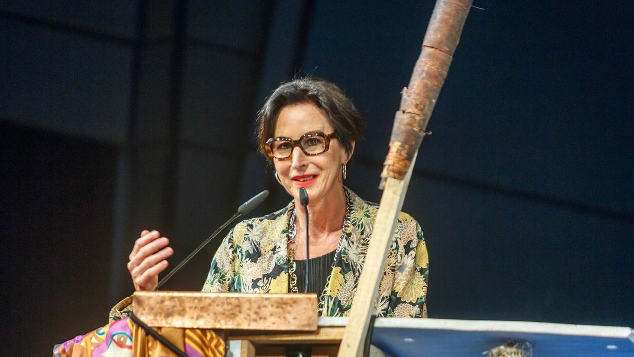 Eine Fotografie von Hortensia Völckers während der Eröffnungspressekonferenz der Documenta 2017 in Kassel Eine Fotografie von Hortensia Völckers während der Eröffnungspressekonferenz der Documenta 2017 in Kassel