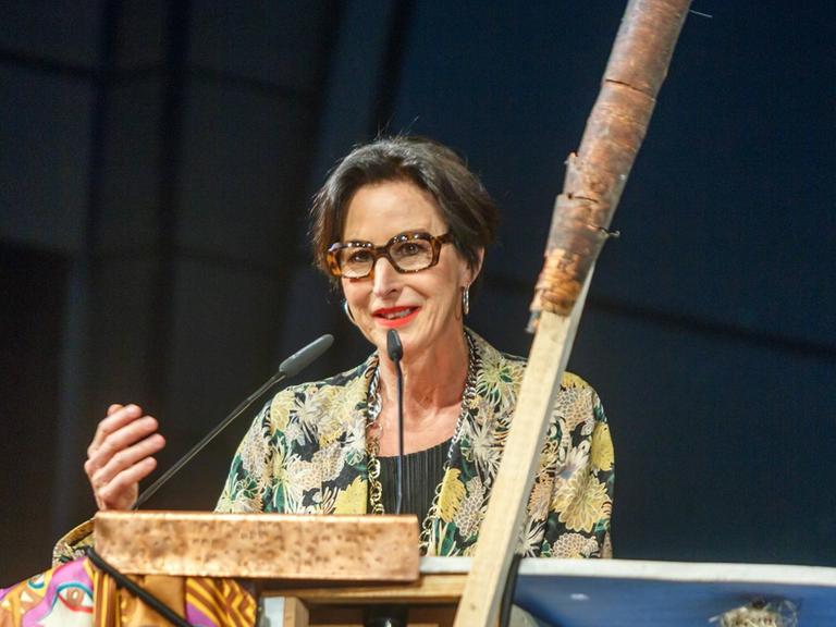 Eine Fotografie von Hortensia Völckers während der Eröffnungspressekonferenz der Documenta 2017 in Kassel