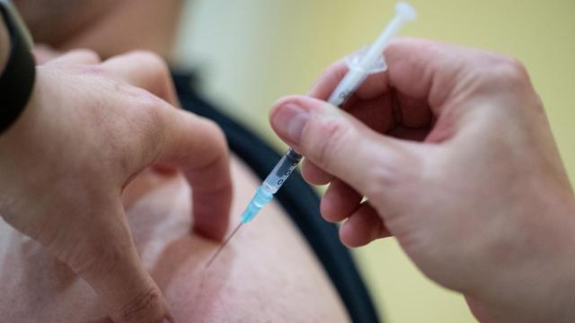 Ein Mann wird in Sindelfingen einem Altenpflegeheim von einem Mitglied eines Mobilen Impfteams des Klinikum Stuttgart mit einer Dosis eines Covid-19 Impfstoffes geimpft.