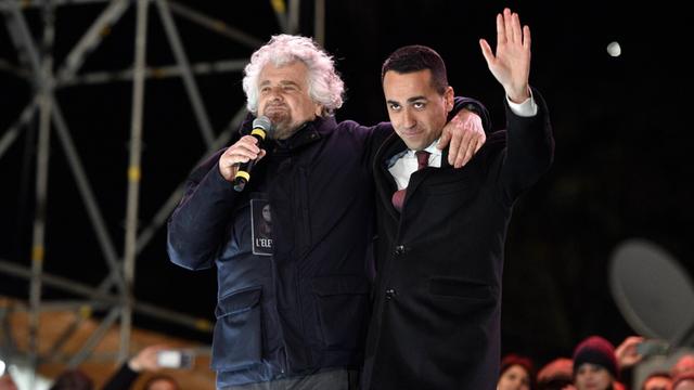 Luigi Di Maio (re.), Spitzenkandidat der Fünf-Sterne-Bewegung, und Beppe Grillo, Gründer der Partei: Stärkste bei der Parlamentswahl in Italien.