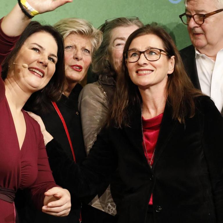 Annalena Baerbock macht ein Selfie mit Parteikollegen