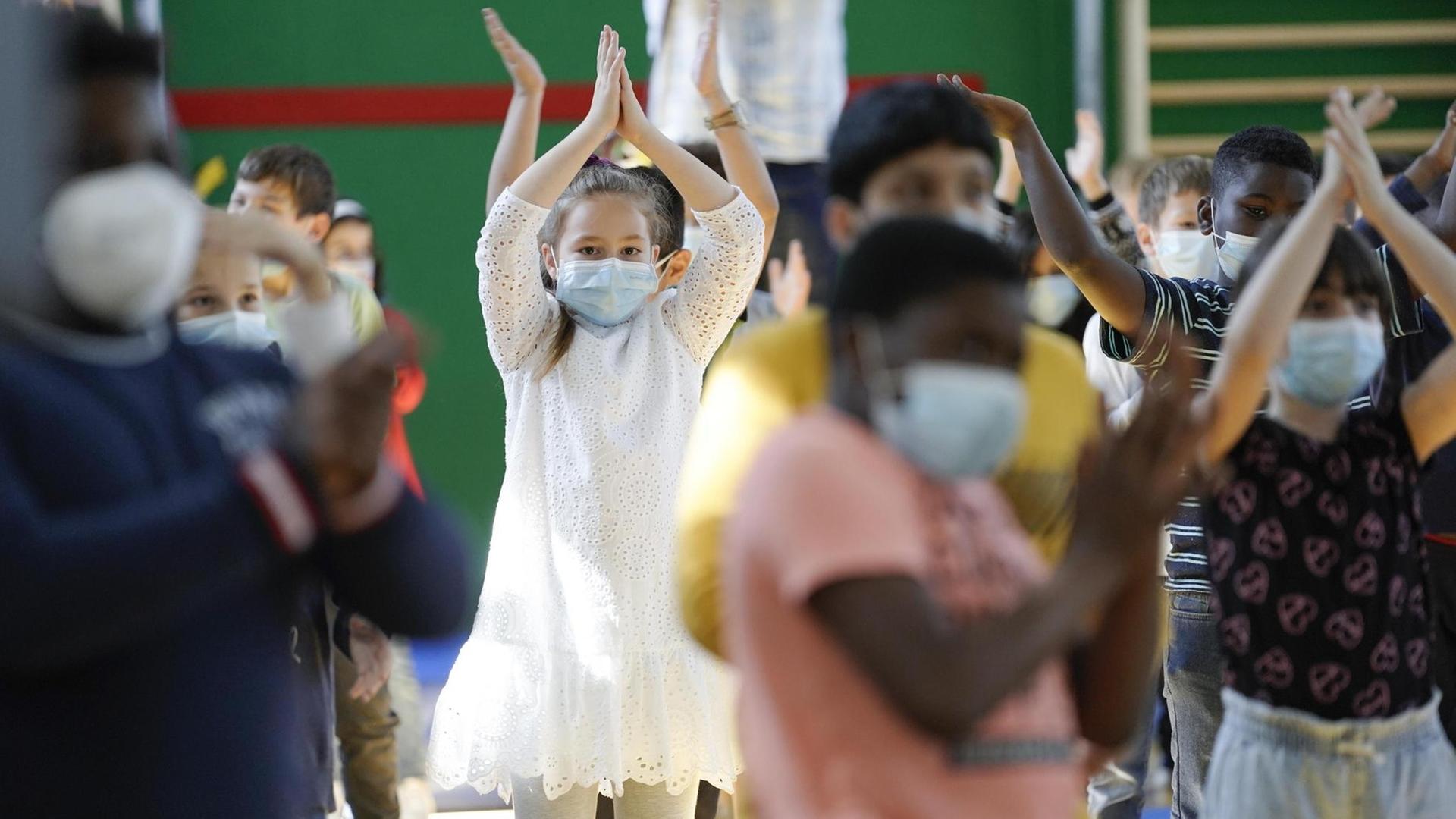 Tanzende Schüler der 3. und 4. Klasse, Grundschulen in einer Sporthalle in Düsseldorf im Rahmen der Anti-Mobbing-Präventionsveranstaltung 'Wir wollen mobbingfrei!'. Tanzende Schüler der 3. und 4. Klasse, Grundschulen in einer Sporthalle in Düsseldorf im Rahmen der Anti-Mobbing-Präventionsveranstaltung 'Wir wollen mobbingfrei!'.