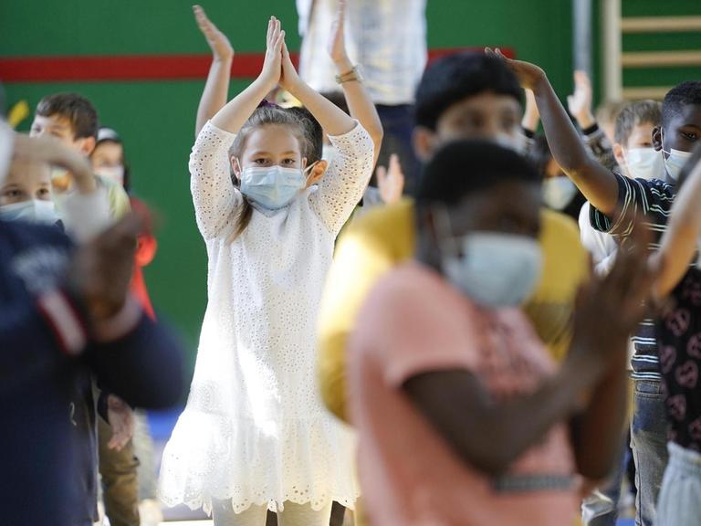 Tanzende Schüler der 3. und 4. Klasse, Grundschulen in einer Sporthalle in Düsseldorf im Rahmen der Anti-Mobbing-Präventionsveranstaltung 'Wir wollen mobbingfrei!'.