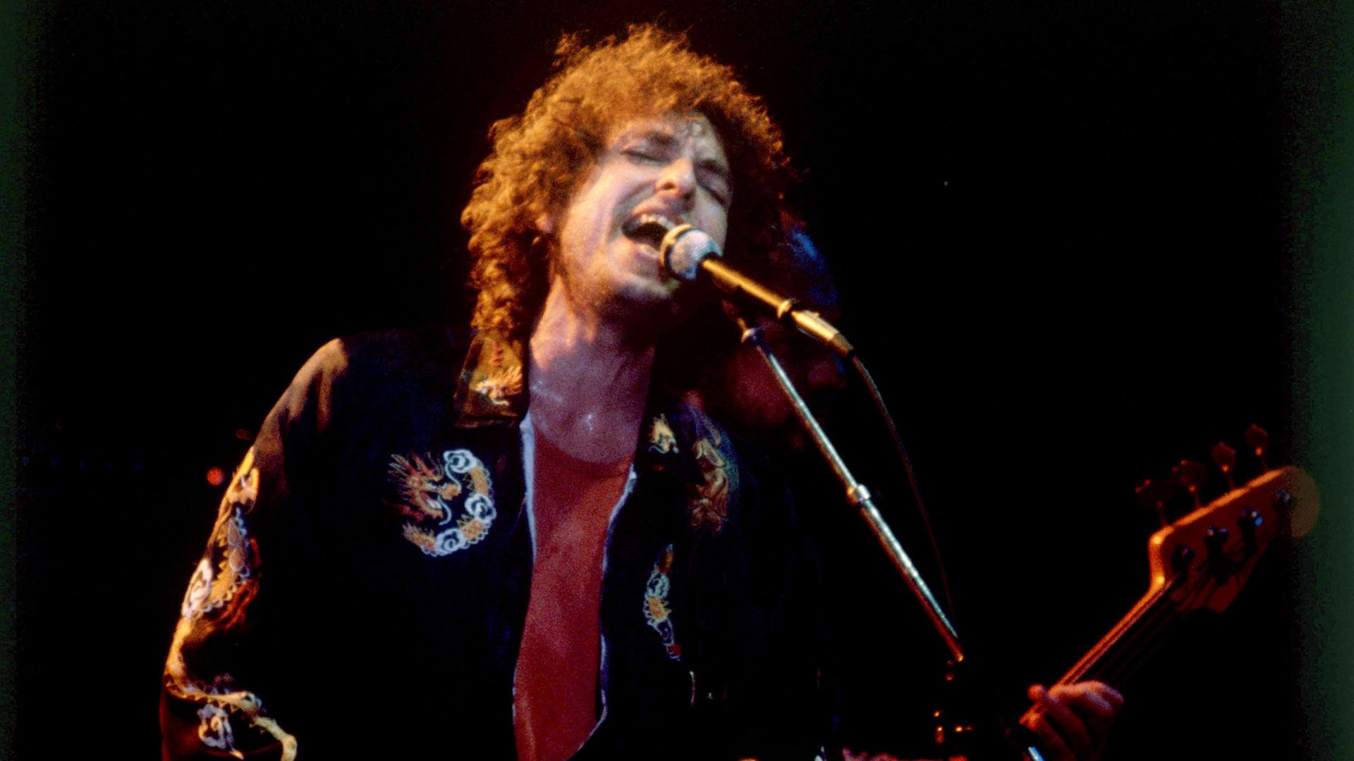 Der US-amerikanische Folk- und Rockmusiker Bob Dylan tritt im Rahmen seiner Deutschland-Tournee am 29.07.1981 in München auf. Der US-amerikanische Folk- und Rockmusiker Bob Dylan tritt im Rahmen seiner Deutschland-Tournee am 29.07.1981 in München auf.