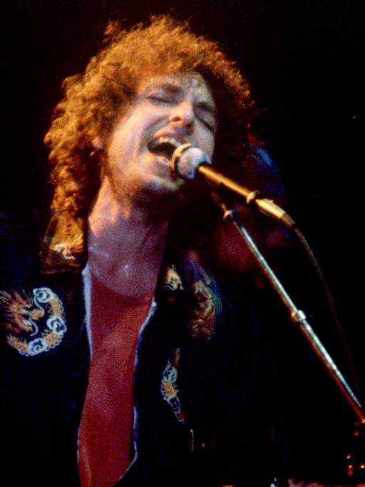 Der US-amerikanische Folk- und Rockmusiker Bob Dylan tritt im Rahmen seiner Deutschland-Tournee am 29.07.1981 in München auf.