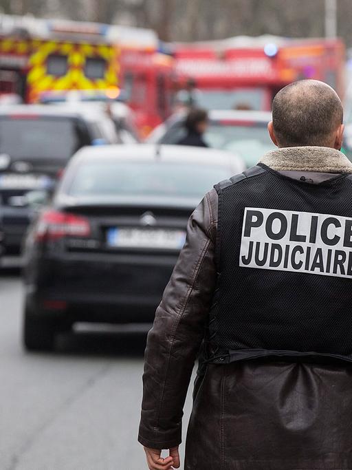 Polizist vor der Redaktion des französischen Satire-Magazins "Charlie Hebdo". Bei dem Attentat wurden zwölf Menschen getötet.