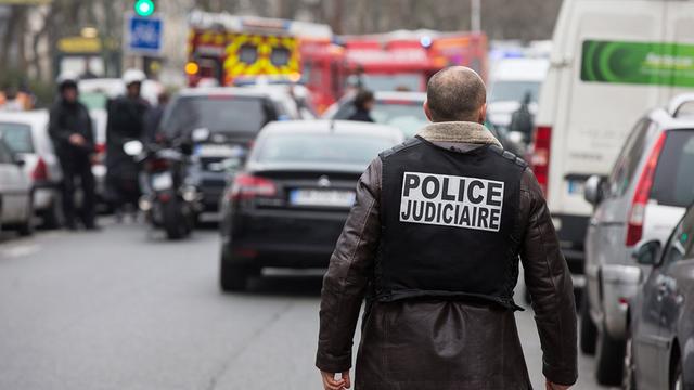 Polizist vor der Redaktion des französischen Satire-Magazins "Charlie Hebdo". Bei dem Attentat wurden zwölf Menschen getötet.