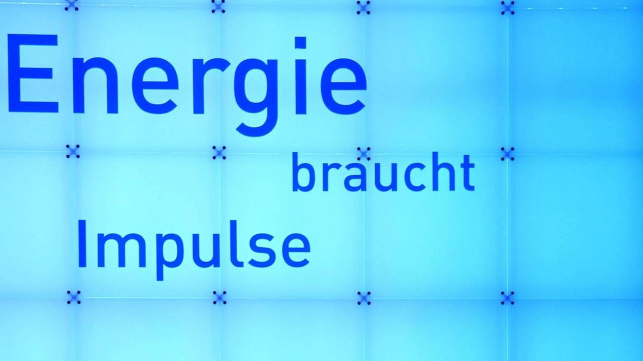 Das Bild zeigt eine Leuchtwand mit dem EnBW-Slogan "Energie braucht Impulse". Das Bild zeigt eine Leuchtwand mit dem EnBW-Slogan "Energie braucht Impulse".
