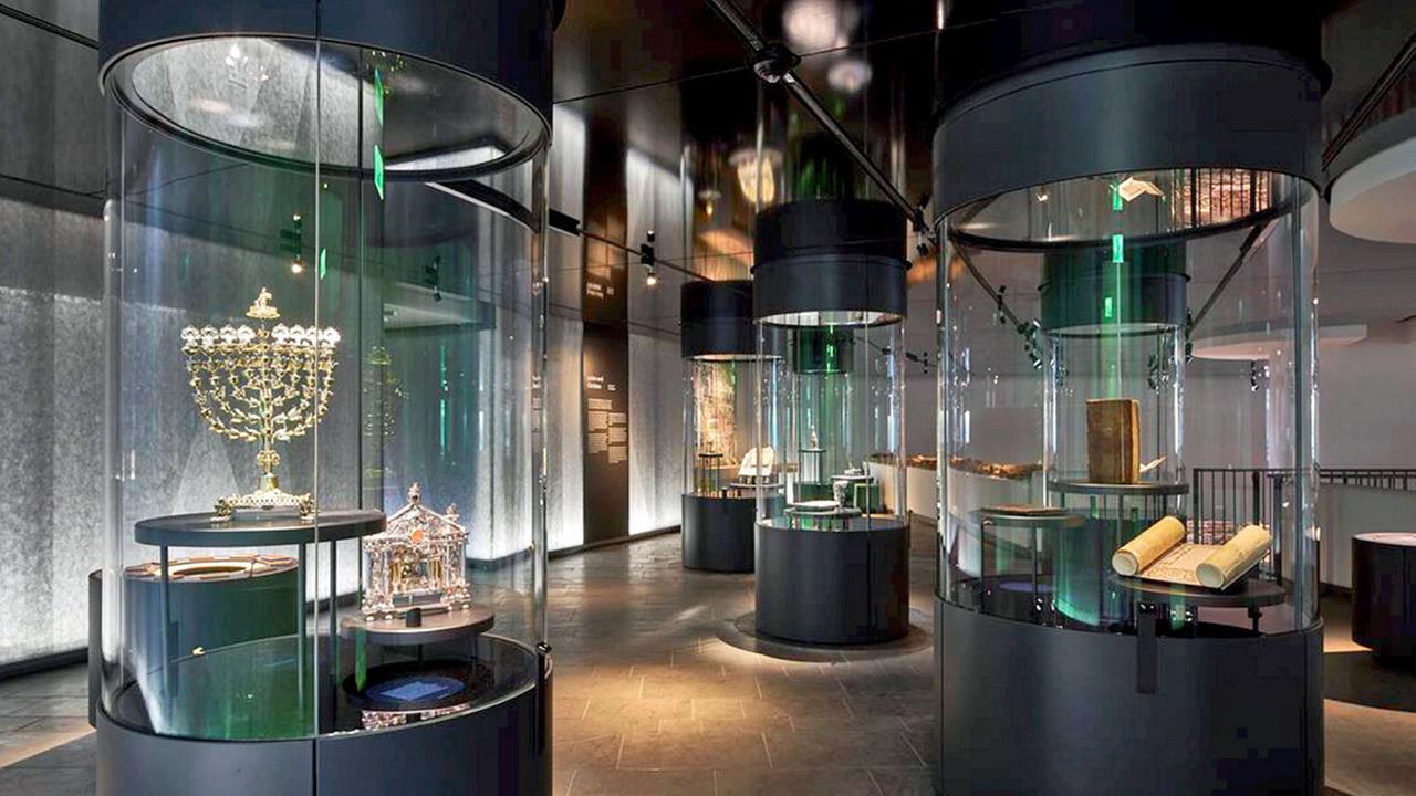 Blick in den Ausstellungsraum des Museums Judengasse in Frankfurt am Main, das am 20. März 2016 seine Wiedereröffnung feierte.