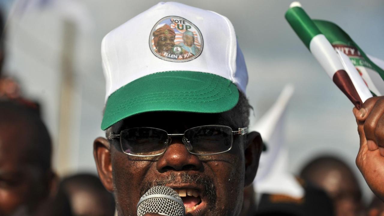 Der ehemalige liberianische Kriegsherr Prinz Johnson spricht zu seinen Unterstützern