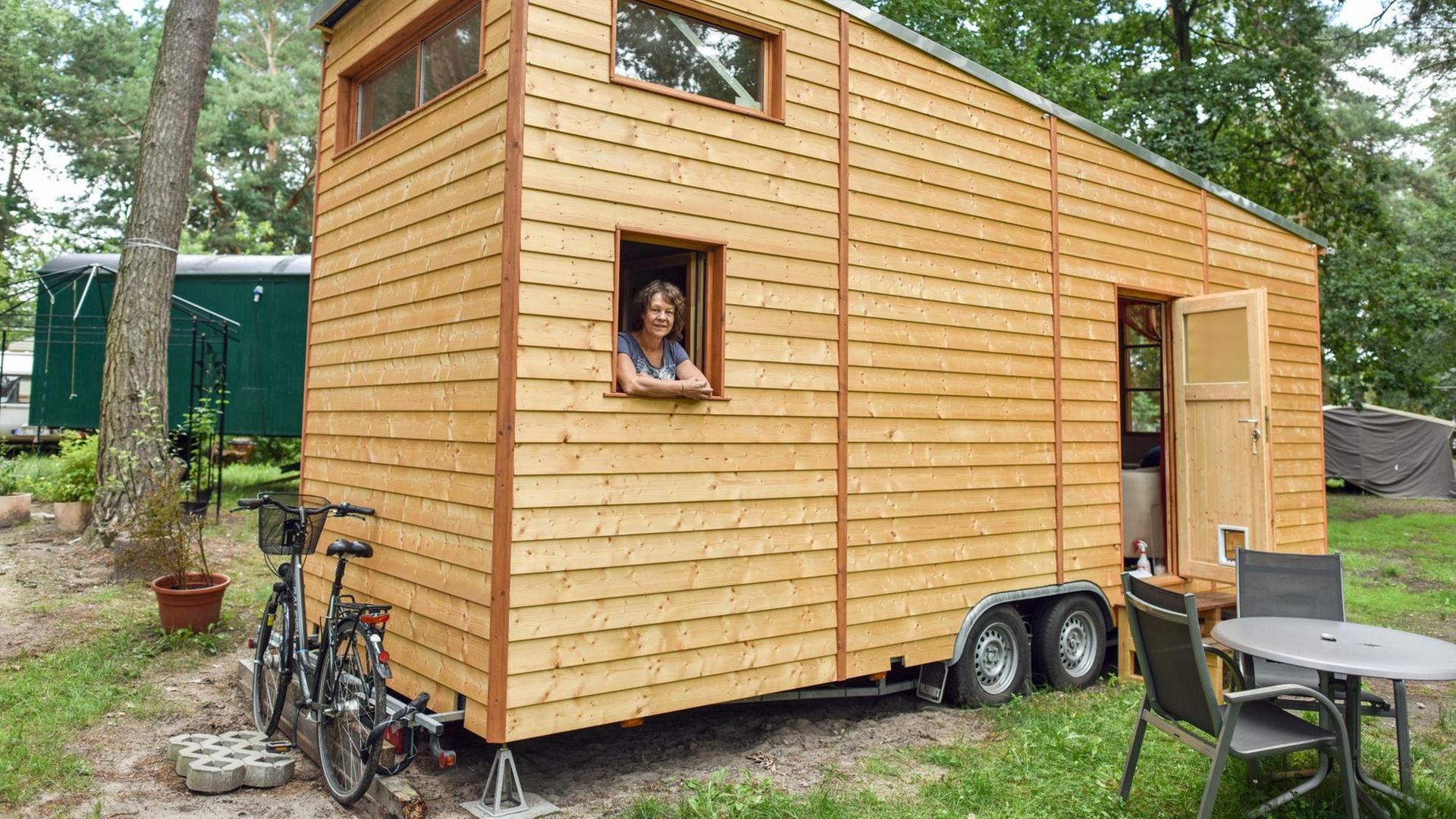 Sylvia Dreyer steht am Fenster ihres mobilen Hauses und schaut hinaus. Sylvia Dreyer steht am Fenster ihres mobilen Hauses und schaut hinaus.