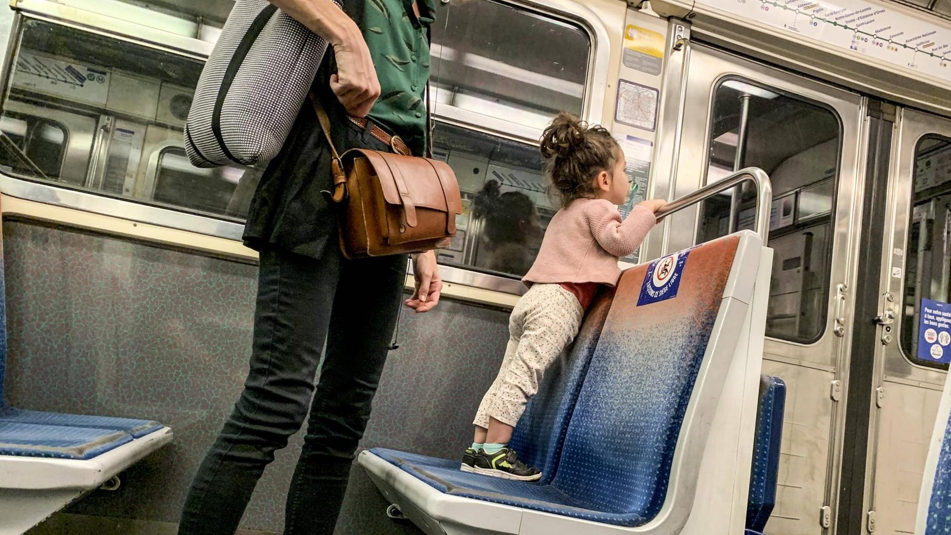 Mutter und Kind in der Pariser Métro (Symbolbild) Mutter und Kind in der Pariser Métro (Symbolbild)