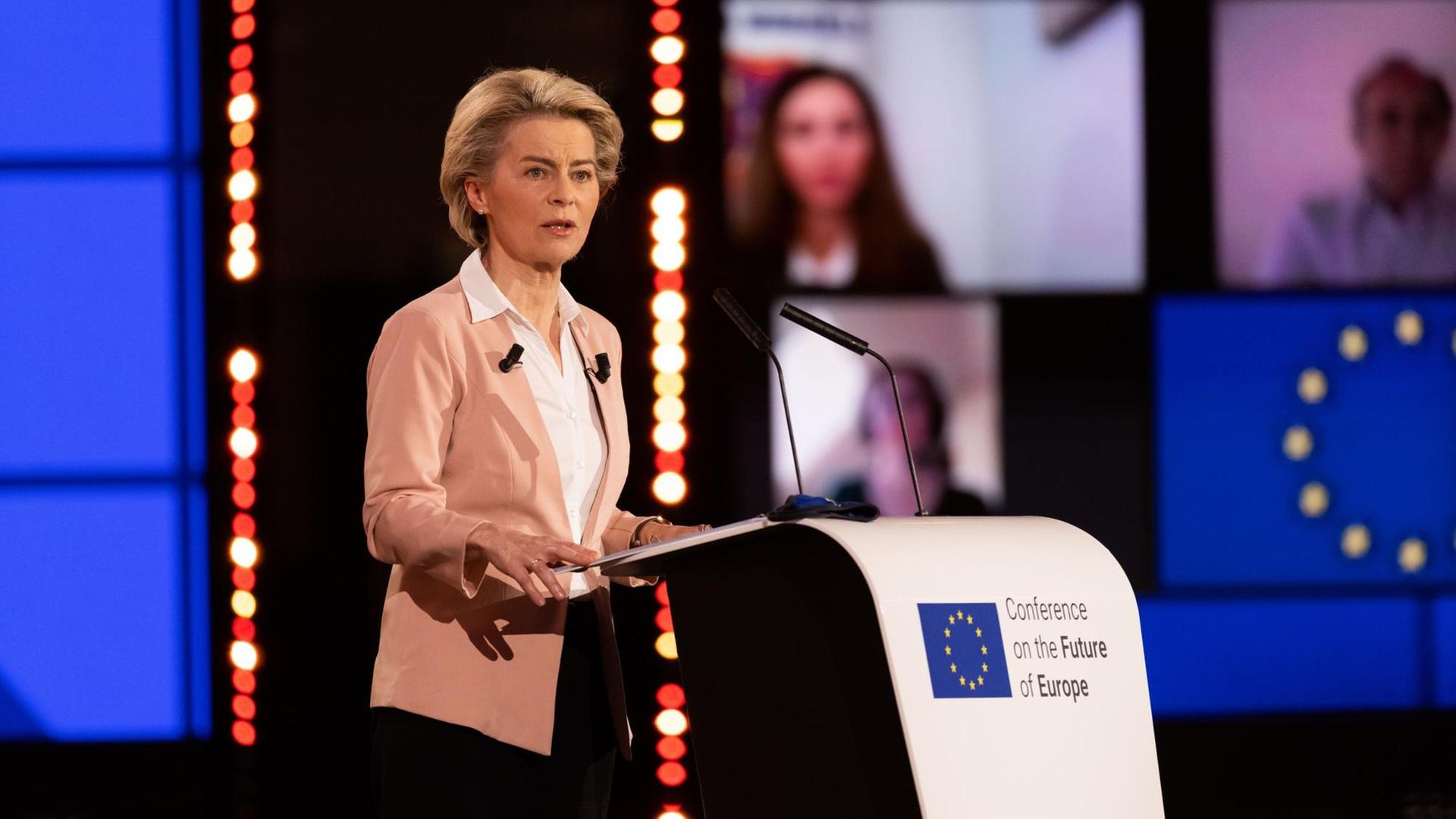 Ursula von der Leyen (CDU, Fraktion EVP), Präsidentin der Europäischen Kommission, spricht während der Eröffnungsveranstaltung der Konferenz zur Zukunft Europas im Gebäude des Europäischen Parlaments. Ursula von der Leyen (CDU, Fraktion EVP), Präsidentin der Europäischen Kommission, spricht während der Eröffnungsveranstaltung der Konferenz zur Zukunft Europas im Gebäude des Europäischen Parlaments.