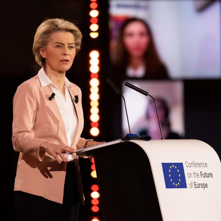 Ursula von der Leyen (CDU, Fraktion EVP), Präsidentin der Europäischen Kommission, spricht während der Eröffnungsveranstaltung der Konferenz zur Zukunft Europas im Gebäude des Europäischen Parlaments.