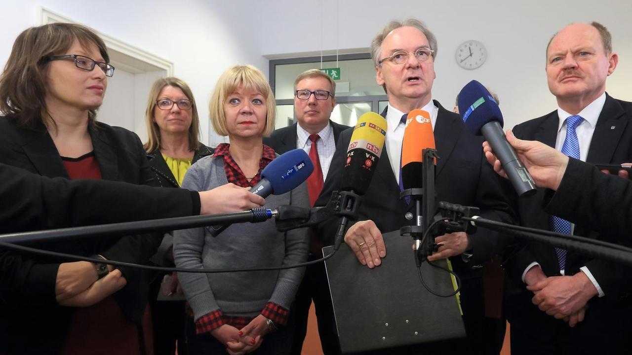 Politiker von CDU, SPD und Grüne in Sachsen-Anhalt nach ihren ersten Sondierungsgesprächen. Politiker von CDU, SPD und Grüne in Sachsen-Anhalt nach ihren ersten Sondierungsgesprächen.