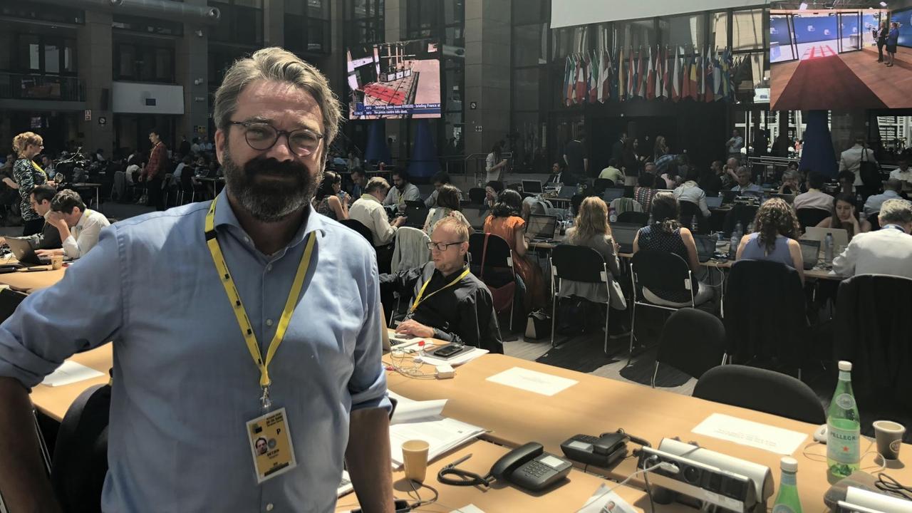 Hauptstadtkorrespondent Stephan Detjen bei einem Pressetermin während des EU-Gipfels in Brüssel Hauptstadtkorrespondent Stephan Detjen bei einem Pressetermin während des EU-Gipfels in Brüssel