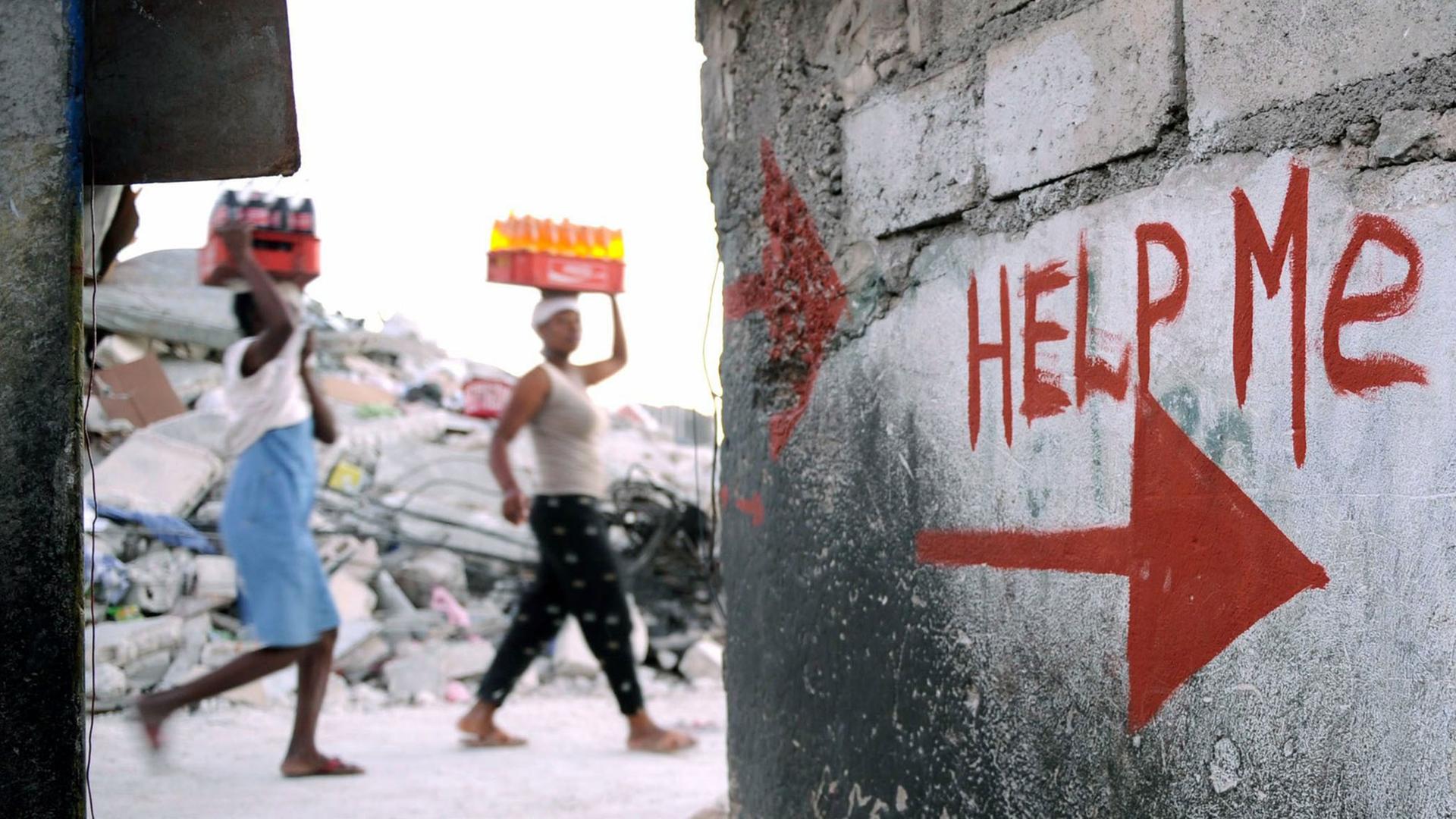 Nach dem Erdbeben in Haiti steht am 21.1.2010 in der Hauptstadt Port-au-Prince im Viertel Fort National "Help me" an einer Mauer. Nach dem Erdbeben in Haiti steht am 21.1.2010 in der Hauptstadt Port-au-Prince im Viertel Fort National "Help me" an einer Mauer.