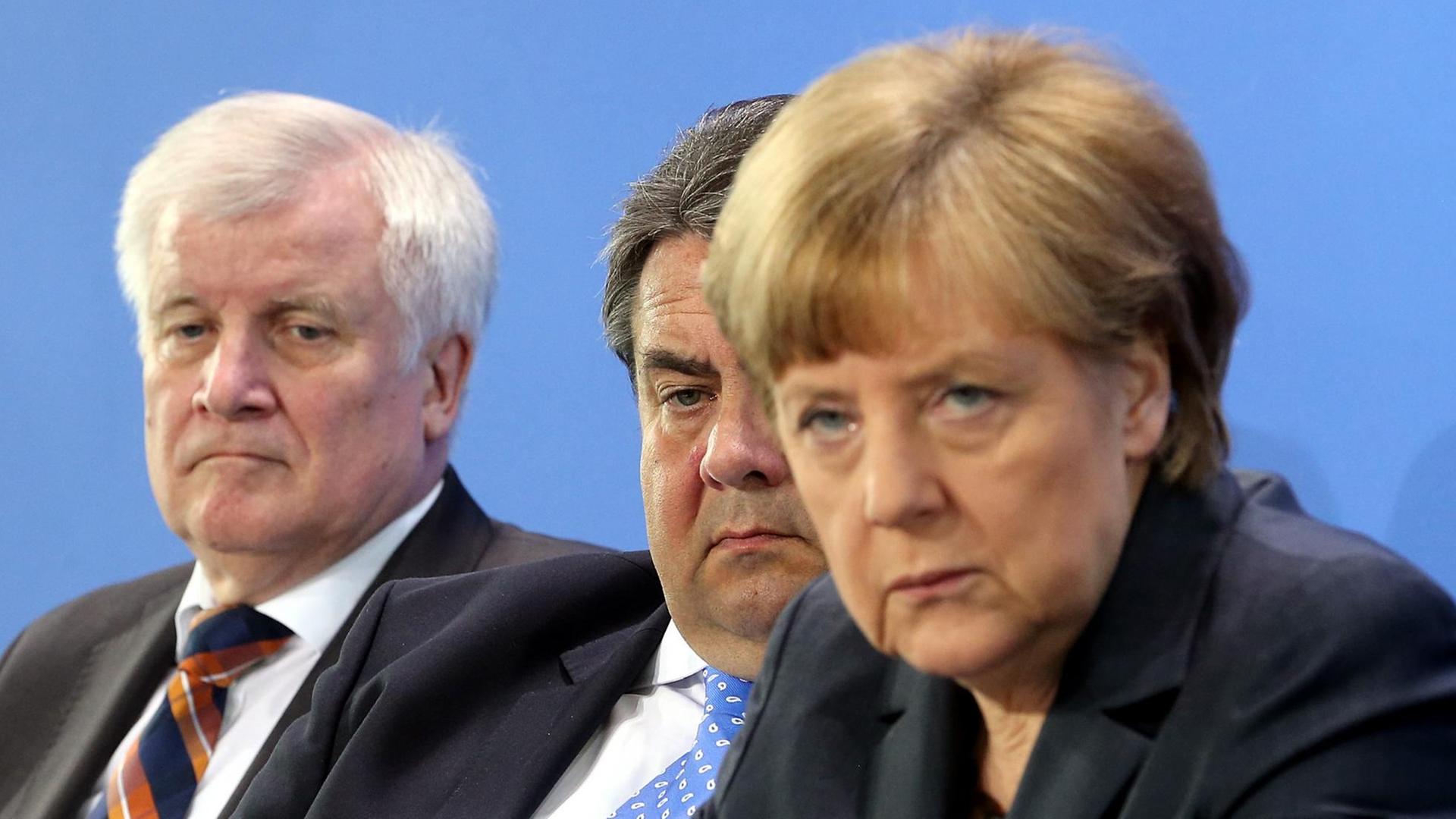 Horst Seehofer (CSU, l-r),Sigmar Gabriel (SPD) und Angela Merkel (CDU) geben am 08.05.2015 im Bundeskanzleramt Horst Seehofer (CSU, l-r),Sigmar Gabriel (SPD) und Angela Merkel (CDU) geben am 08.05.2015 im Bundeskanzleramt